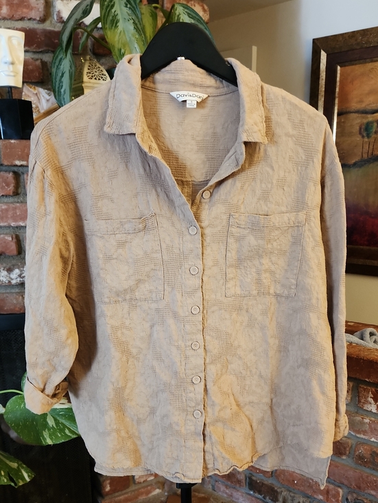 DAVI & DANI Other - Davi & Dani Tan Crinkle Jacquard Oversized Button-Down Blouse Small